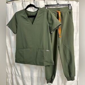 figs scrubs set -  S top, M pants, olive color, joggers